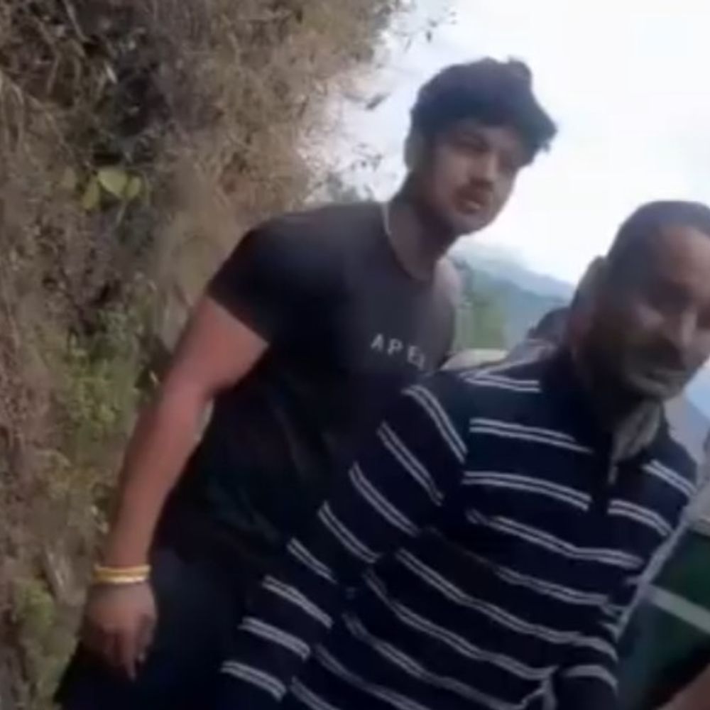 HRTC कंडक्टर को विधायक के ड्राइवर के बेटे ने पीटा:  मंडी में बस पीछे करने के दौरान विवाद, कार्रवाई न होने से रूट पर सेवा बंद – Mandi (Himachal Pradesh) News
