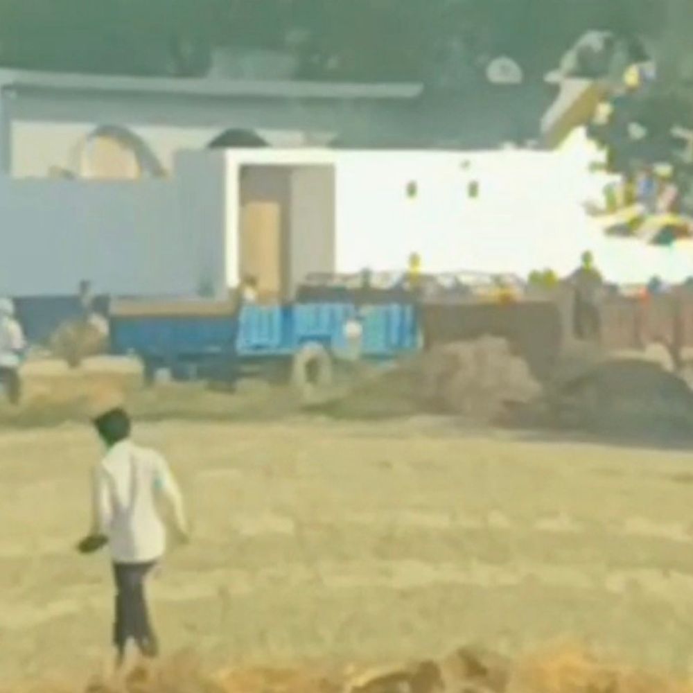 बदायूं में प्रधानी चुनाव की रंजिश में पथराव, VIDEO:दोनों पक्षों से चले ईंट-पत्थर, 6 लोग घायल, कई महीनों से तनाव चल रहा था