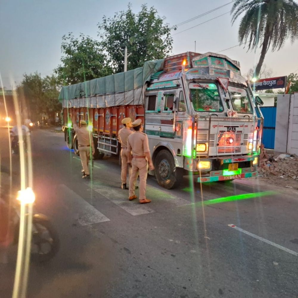 इटावा में अवैध खनन, परिवहन बिना प्रपत्र वाहनों पर शिकंजा:दो थाना क्षेत्रों में कई वाहन सीज, 9 लाख से अधिक का जुर्माना