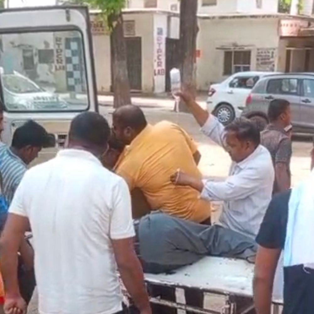 बलिया में ई-रिक्शा की टक्कर से बाइक सवार घायल:सागरपाली में हुआ हादसा, वाराणसी रेफर किया गया