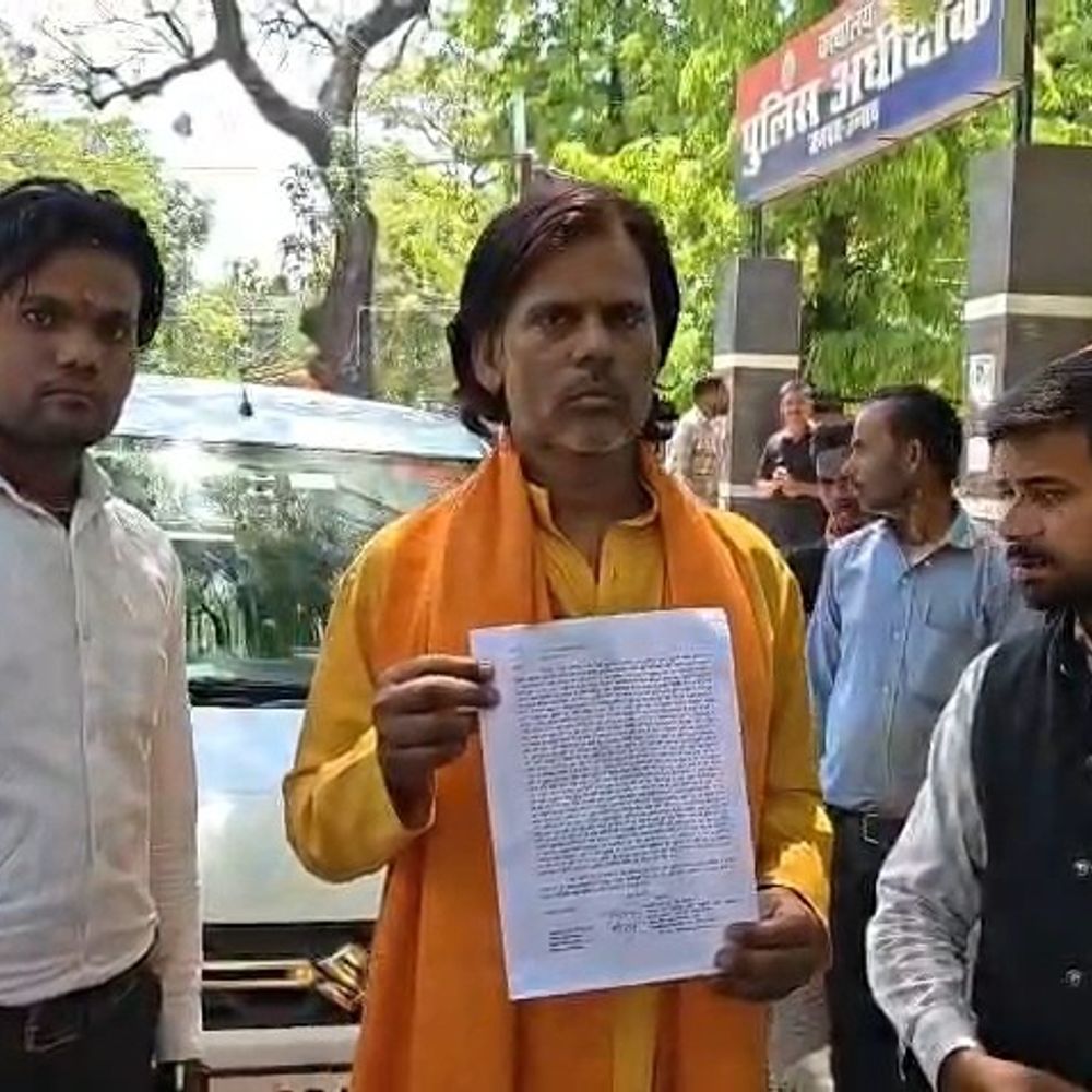 कथावाचक से मारपीट, जबरन गाड़ी में बैठाने का आरोप:उन्नाव में भागवत कथा समापन के बाद हमला, दो पर केस, एक गिरफ्तार