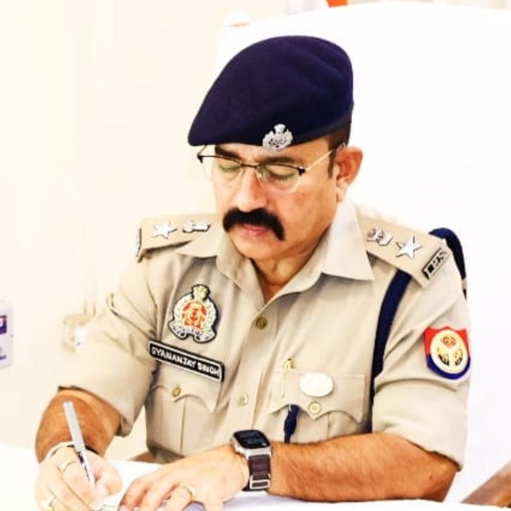 हापुड़ SP ने 4 पुलिसकर्मी किए लाइन हाजिर:लापरवाही और जनता से दुर्व्यवहार की शिकायत पर कार्रवाई, दी गई चेतावनी