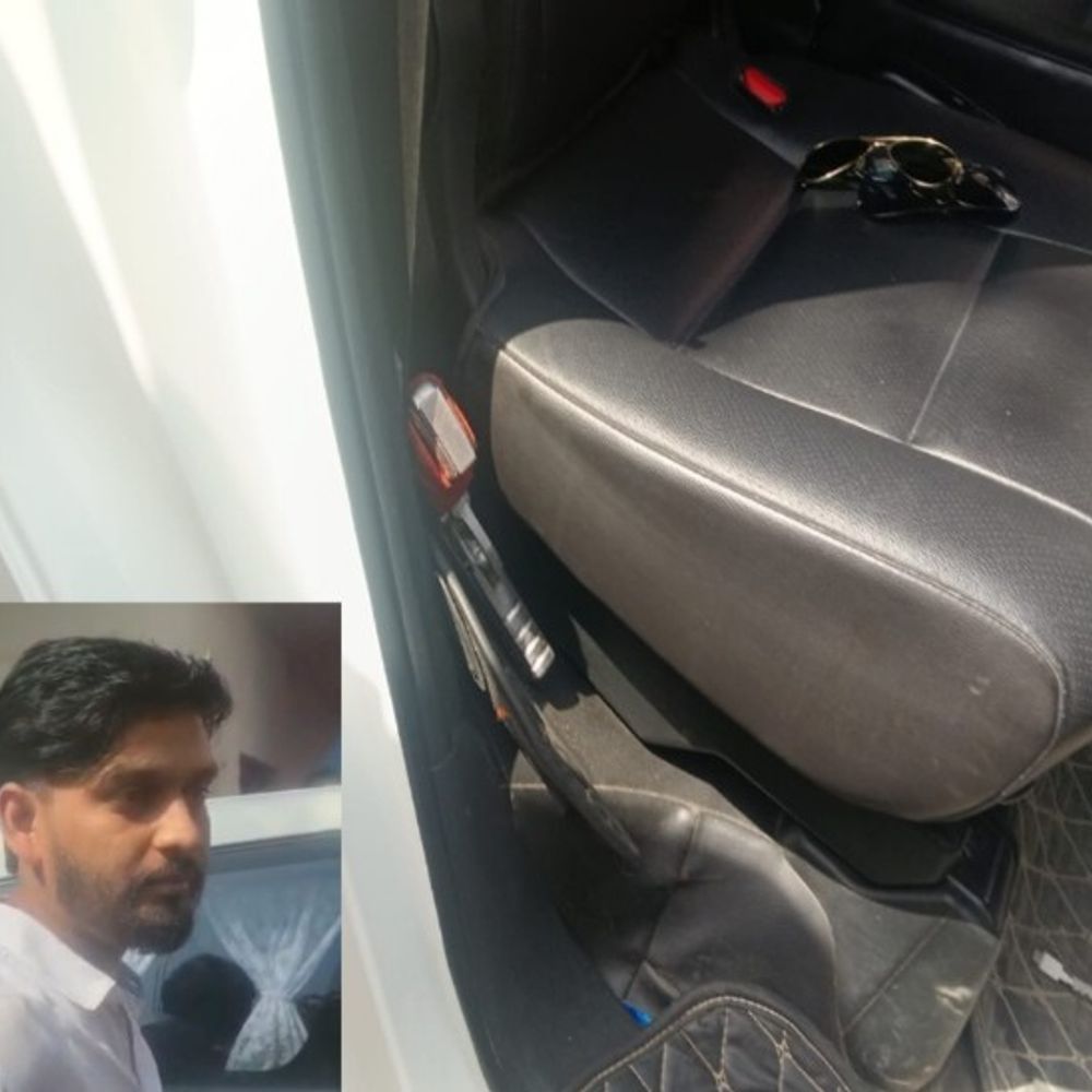 बारात में आई इनोवा कार से अवैध पिस्टल बरामद:'उप राज्य आयुक्त' लिखी गाड़ी में मिला अवैध असलहा, एक युवक हिरासत में