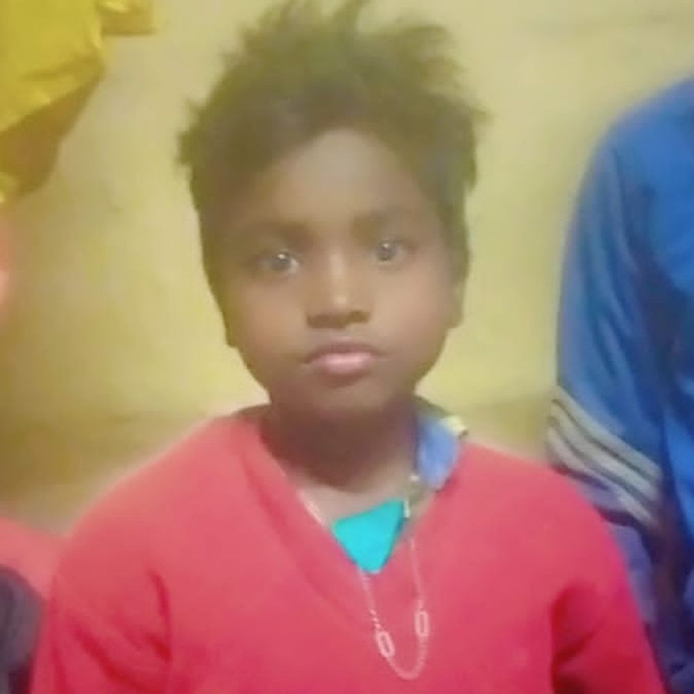 ट्रक ने कार को मारी टक्कर, बच्चे की मौत:कुशीनगर NH28 पर हुआ हादसा, तेज टक्कर से वाहन पलटा, 7 लोग घायल