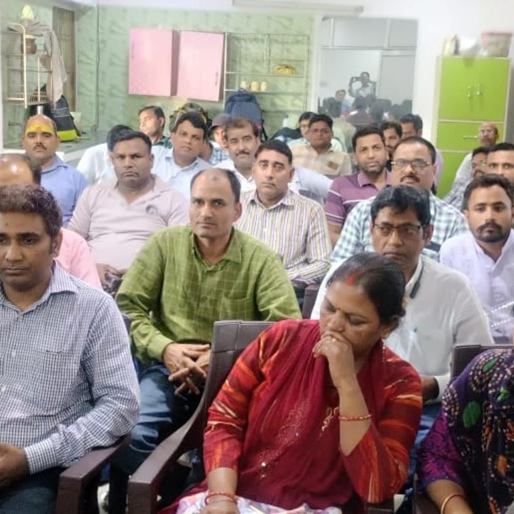 संविदा शिक्षकों ने नियमितीकरण की मांग की:समाज कल्याण विभाग के शिक्षकों की बैठक, शर्तों को बताया मनमानी