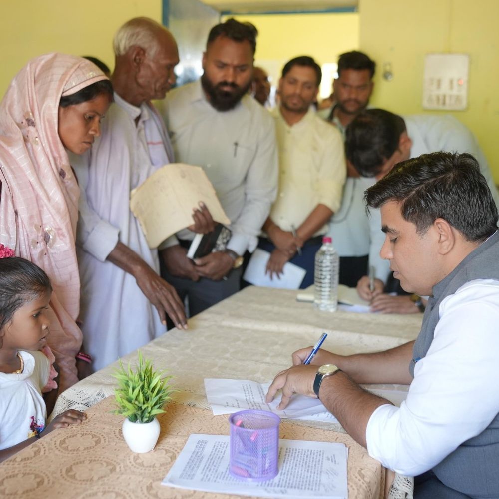 कोरबा कलेक्टर अम्बिका परियोजना प्रभावित गांव पहुंचे:  ग्रामीणों की समस्या सुनी, दलालों से सावधान रहने की सलाह दी – Korba News