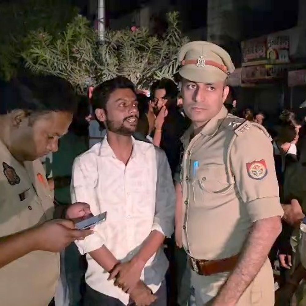 मुजफ्फरनगर में CM योगी के दौरे से पहले हंगामा:घटिया निर्माण का विरोध कर सड़क निर्माण रुकवाया, पुलिस ने हिरासत में लिया