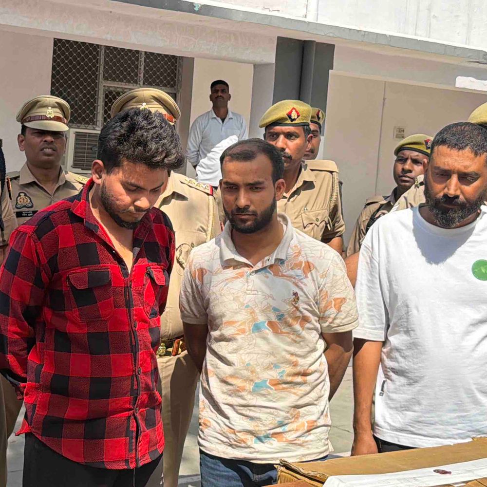 15 लाख की नशीली दवाएं जब्त, 3 तस्कर गिरफ्तार:रामपुर में डस्टर कार, बाइक, स्कूटी बरामद; दो अन्य आरोपी फरार