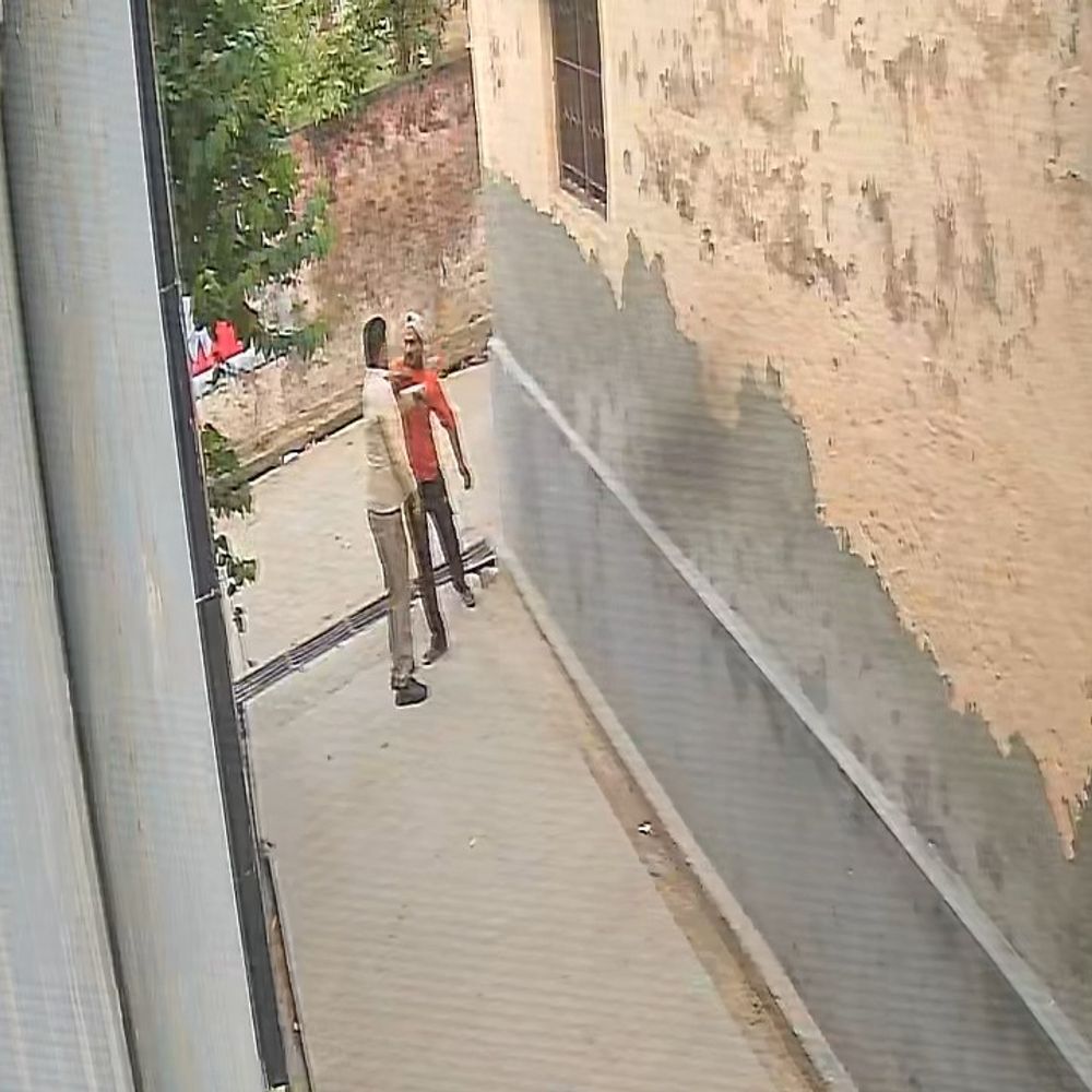 ग्रेटर नोएडा में बीडीसी सदस्य से मारपीट:घटना सीसीटीवी में कैद, पुलिस जांच में जुटी