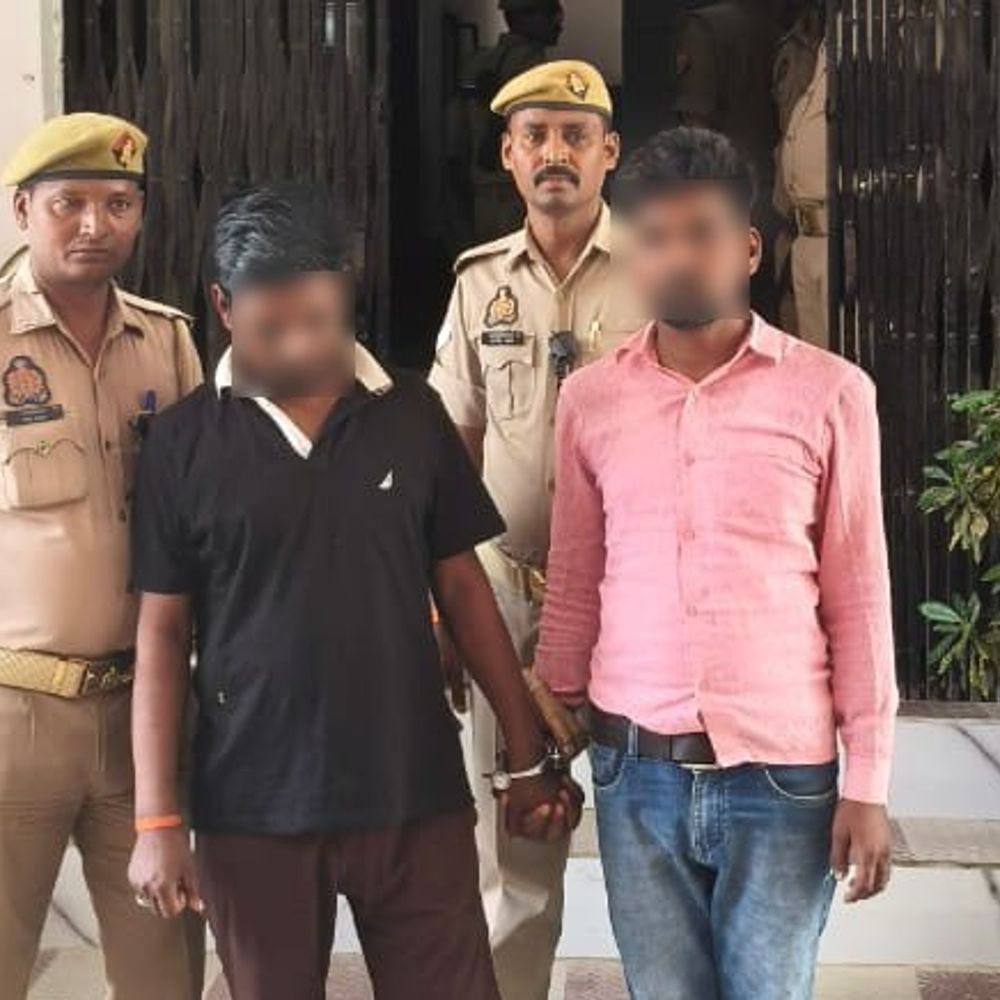 जालसाजी कर 43,900 रुपये ट्रांसफर; दो गिरफ्तार:भदोही पुलिस ने जाली दस्तावेज के इस्तेमाल के आरोप में पकड़ा