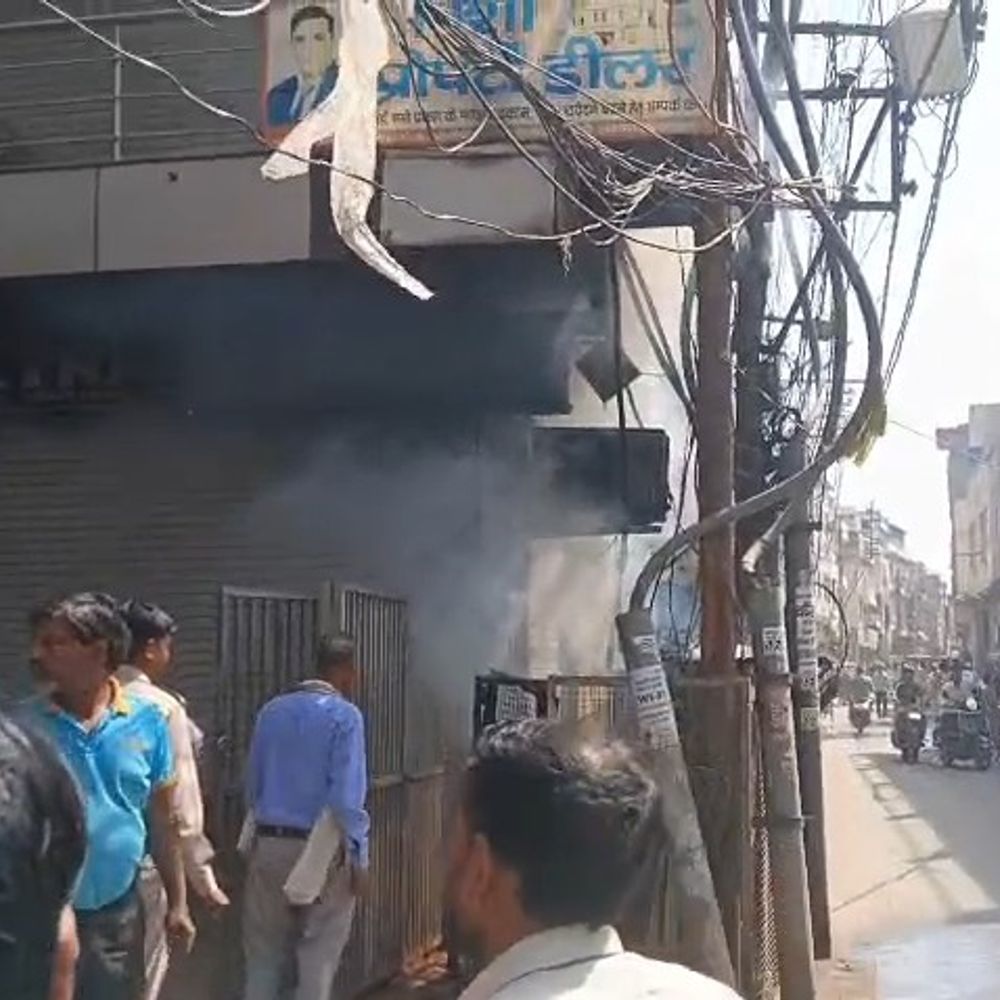 मथुरा के डीग गेट पर ट्रांसफार्मर में आग:बंदरों की उछलकूद से हुआ शॉर्ट सर्किट, इलाके में दहशत