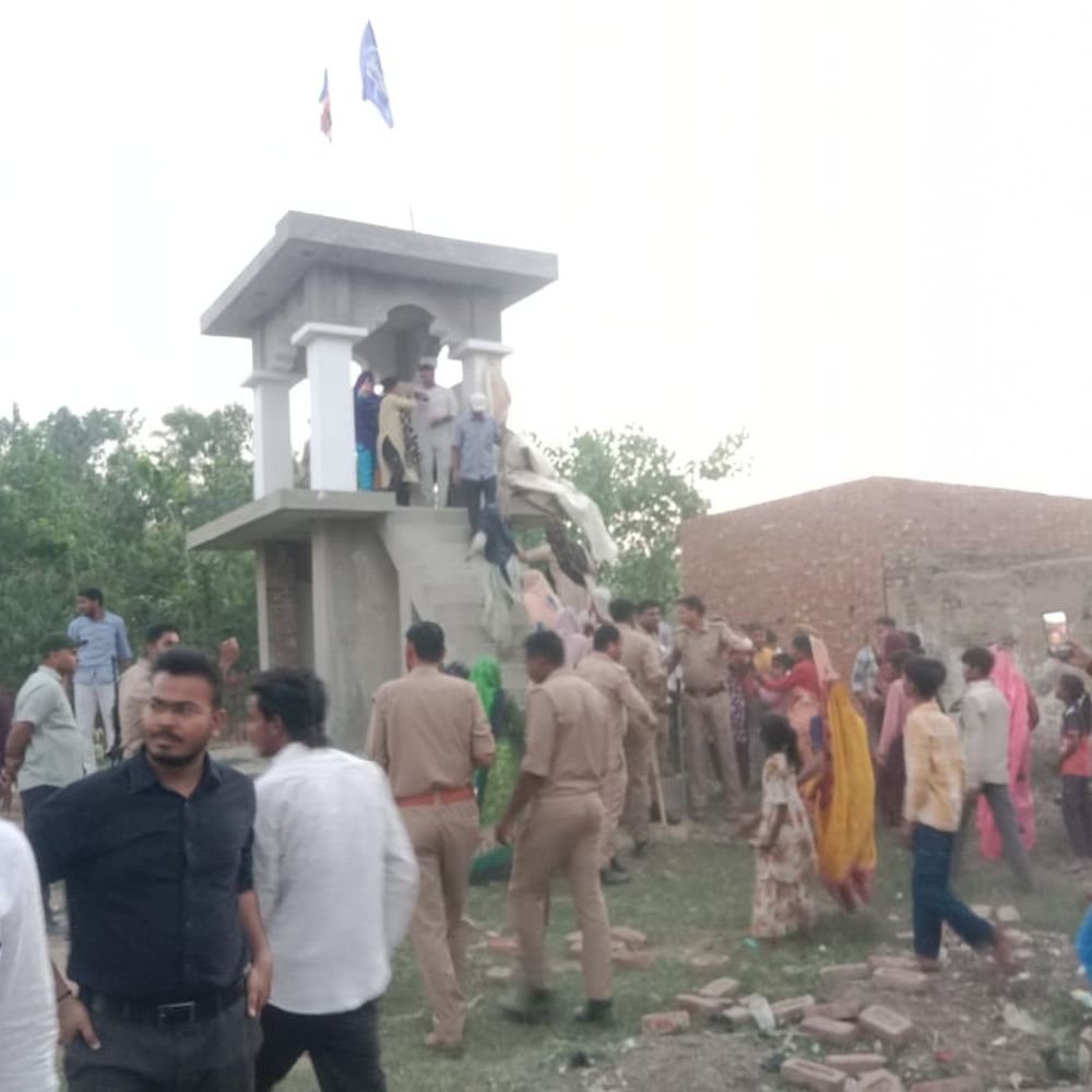 चंदौसी में बिना अनुमति अंबेडकर प्रतिमा लगाने पर हंगामा:महिलाएं पुलिस से उलझीं, चप्पल दिखाकर विरोध; SDM-CO गांव डारनी में मौजूद