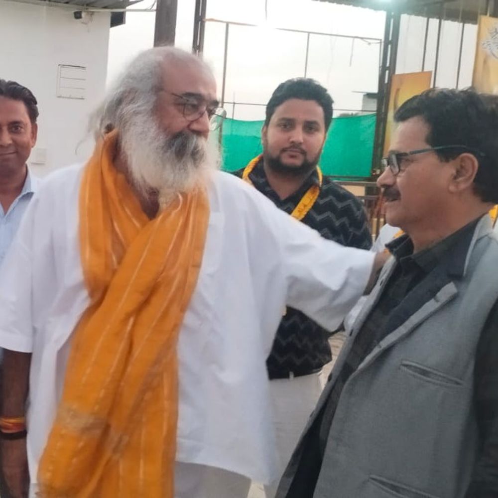 मानव विकास जन सेवा समिति आचार्य प्रमोद कृष्णम से मिली:संभल-गजरौला रेल परियोजना की मांग रखी, जल्द निर्माण का भरोसा दिलाया