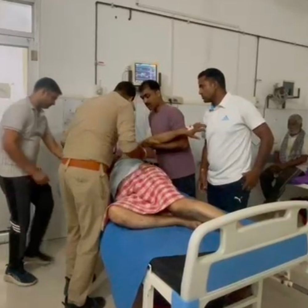 बलिया में ट्रेलर ने पुलिसकर्मियों को मारी टककर:दरोगा और हेड कांस्टेबल गंभीर रूप से घायल, अस्पताल में भर्ती