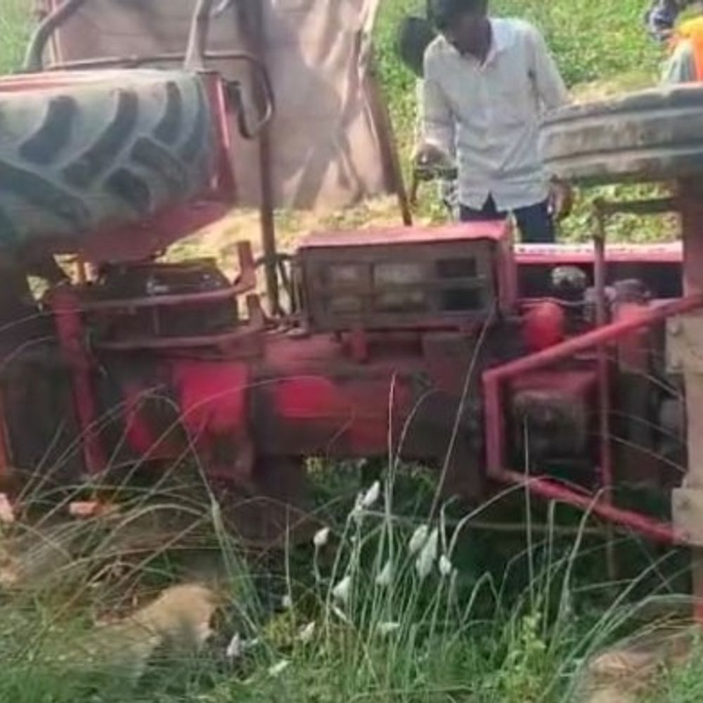 अयोध्या में ट्रैक्टर पलटने से युवक की मौत:गेहूं मड़ाई के बाद घर लौटते समय हुआ हादसा, पोस्टमॉर्टम के लिए भेजा शव