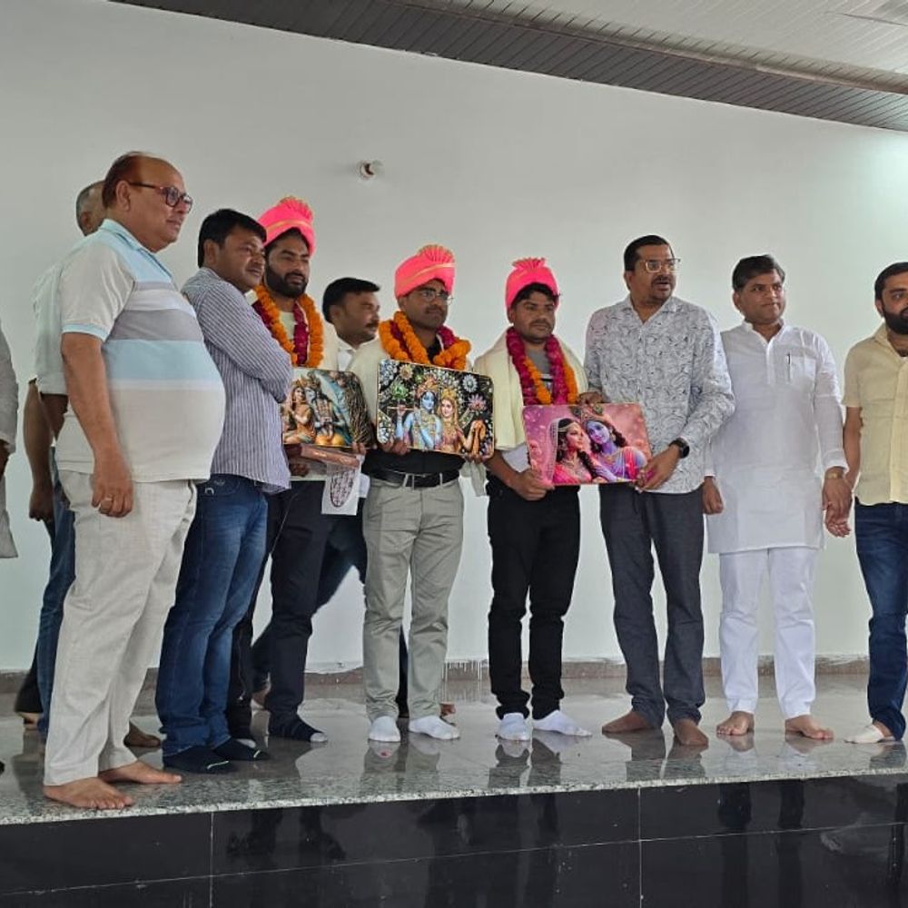 मैनपुरी में यादव महासभा ने किया सम्मान:NCC अधिकारी विजय यादव और दो गोल्ड मेडलिस्ट खिलाड़ी सम्मानित