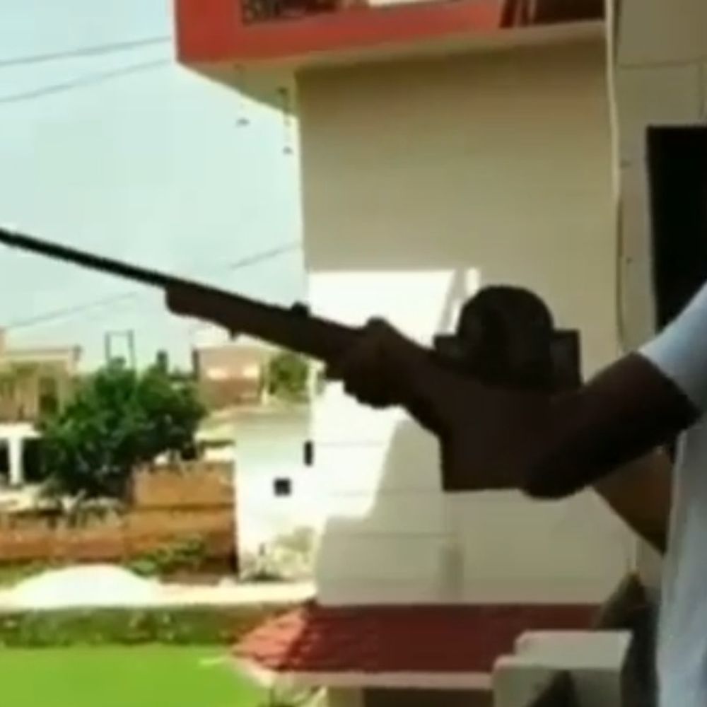 फिरोजाबाद में प्रधान ने छत पर रायफल से की फायरिंग:मुकदमा दर्ज, आरोपी फरार; पुलिस दबिश में जुटी