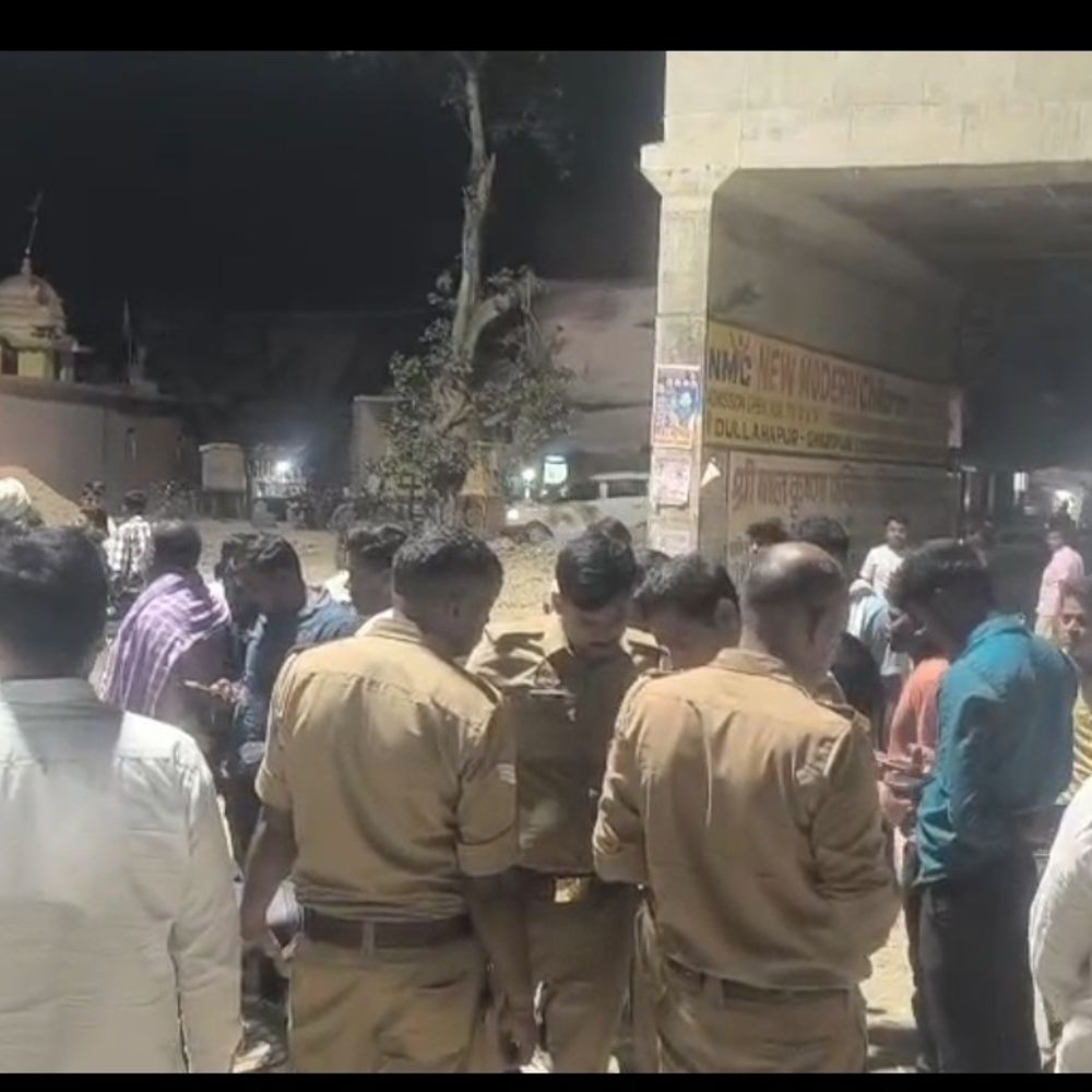 गाजीपुर में ट्रेलर ने बाइक सवार को कुचला, मौत:निर्माणाधीन सड़क पर गड्ढे से बचने के दौरान बिगड़ा संतुलन; कार्यदायी संस्था पर लापरवाही का आरोप