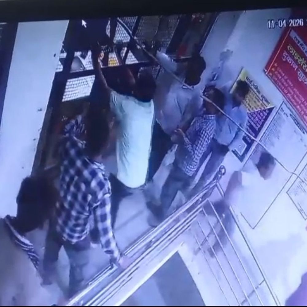 अयोध्या में शराब दुकान पर मारपीट:लाइन में खड़े होकर शराब खरीद रहे थे, किसी बात को लेकर भिड़े