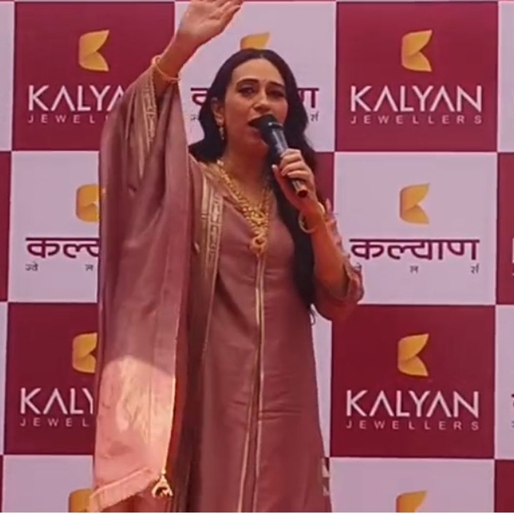 बॉलीवुड एक्ट्रेस करिश्मा कपूर पहुंची देवरिया, VIDEO:चलती है क्या 9 से 12 गाने पर किया डांस, एक झलक पाने को लगी फैंस की भीड़