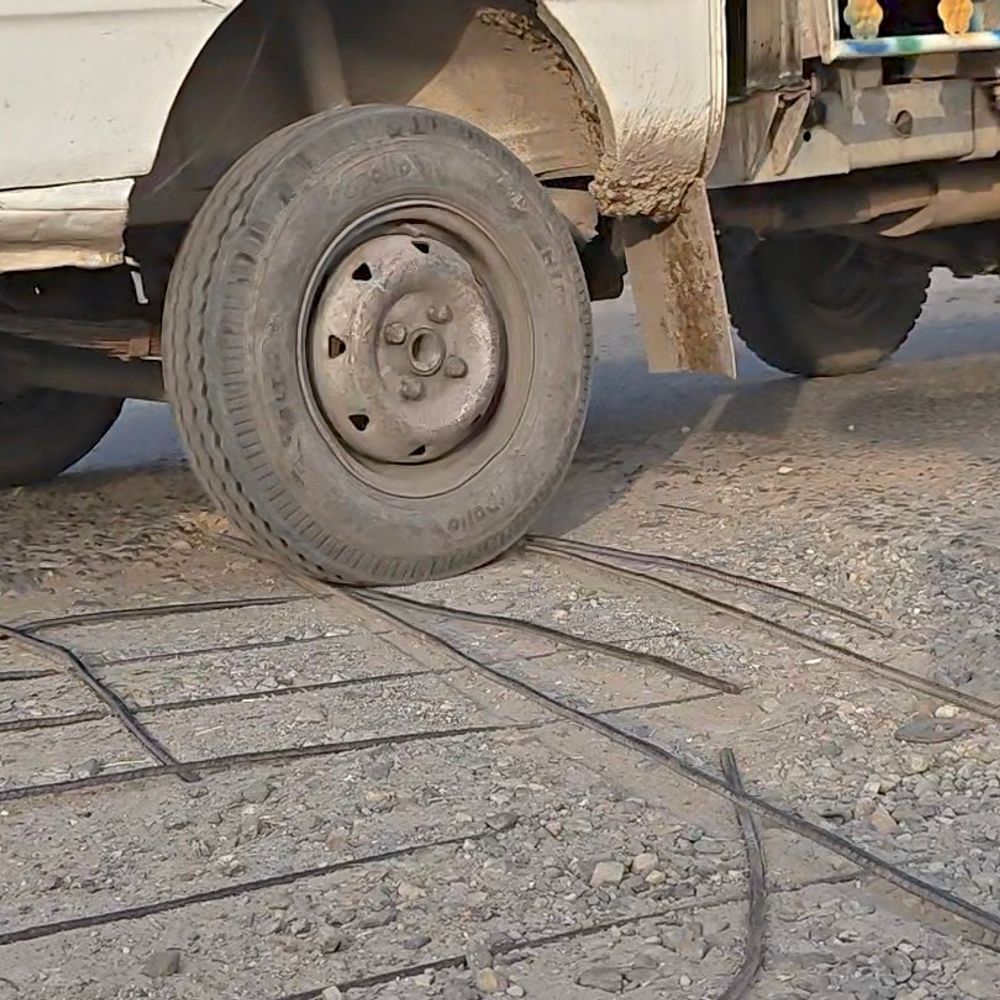 मुजफ्फरनगर में राजवाहे का पुल दो साल में जर्जर:भंडूर पुलिस चौकी के सामने उखड़े सरिए, वाहनों को खतरा