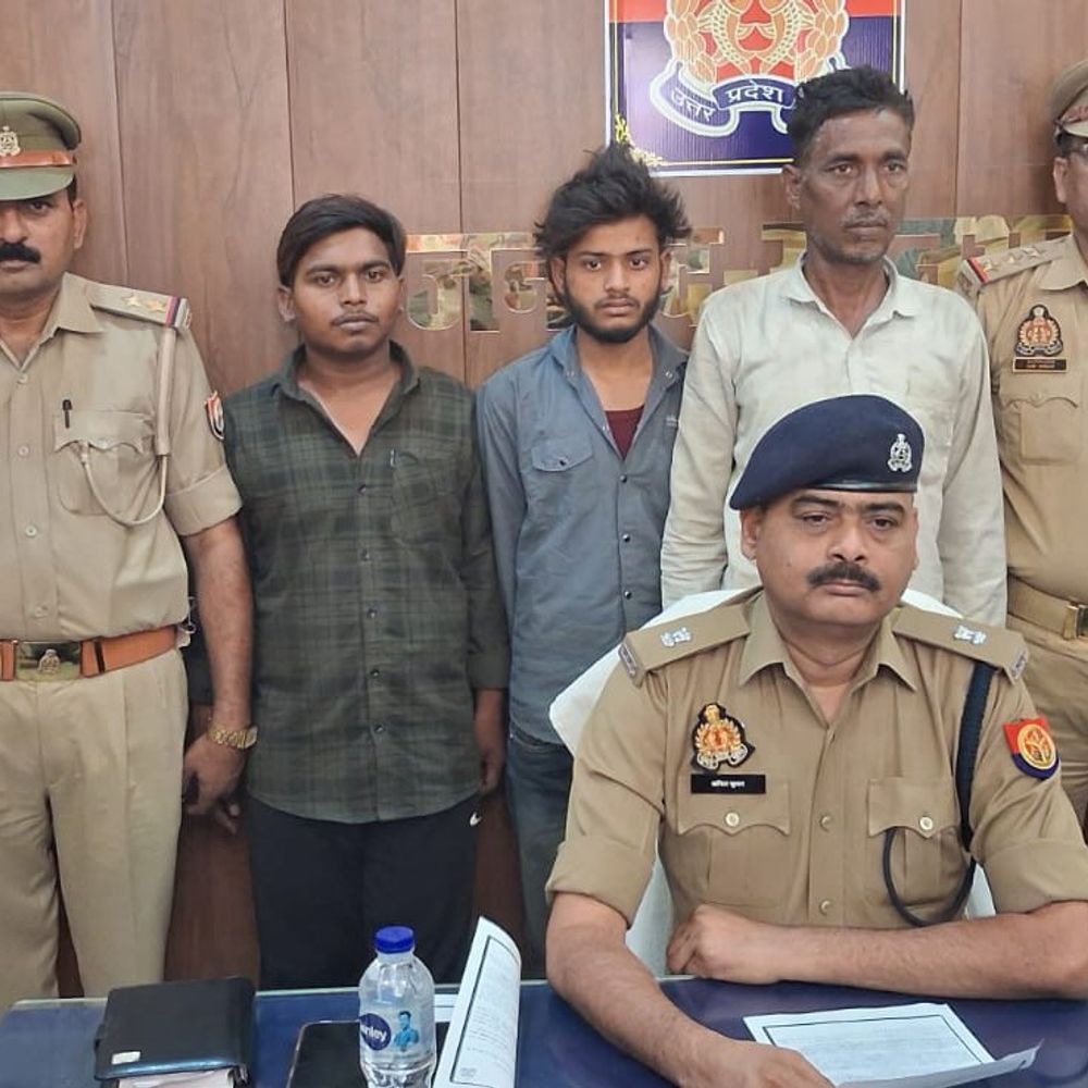 सोनभद्र में 50 किलो गांजा के साथ 3 तस्कर गिरफ्तार:रॉबर्ट्सगंज पुलिस ने बोलेरो से किया बरामद, आसपास के क्षेत्र में करते थे सप्लाई