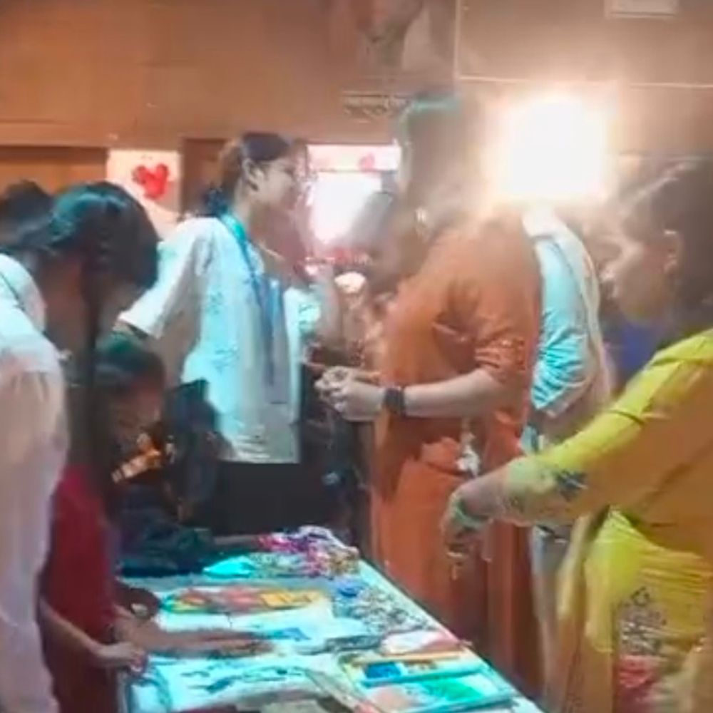 बलिया में हुनर उत्सव हस्तशिल्प मेले का आयोजन:लोगों ने की खरीदारी, हस्तनिर्मित उत्पादों को मिला बढ़ावा