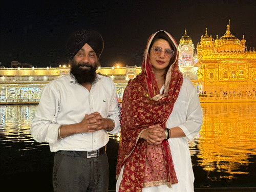 प्रियंका चोपड़ा ने गोल्डन टेंपल में माथा टेका:लंगर हॉल में जूठे बर्तन मांजे, अमृतसर में शूटिंग कर रहीं थी; 12 दिन में दूसरी बार आईं