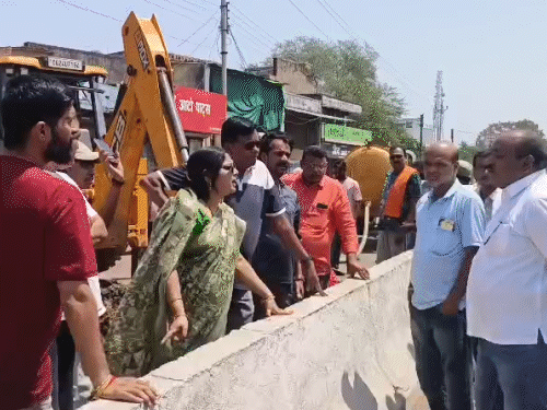 बालोद बस स्टैंड में जलभराव से आक्रोश:  ड्रेनेज फेल पर पालिका अध्यक्ष और NH SDO में तीखी बहस; हाईवे जाम कर धरने पर बैठे पार्षद-व्यापारी – Balod News