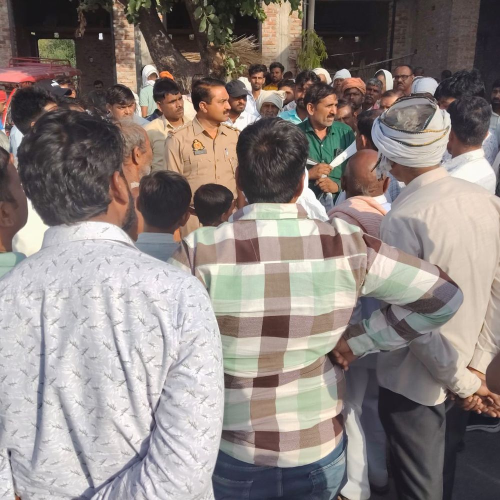 बुजुर्ग की मौत के बाद परिजनों का हंगामा:शव का अंतिम संस्कार करने से इंकार किया, विपक्षियों पर कार्रवाई की मांग