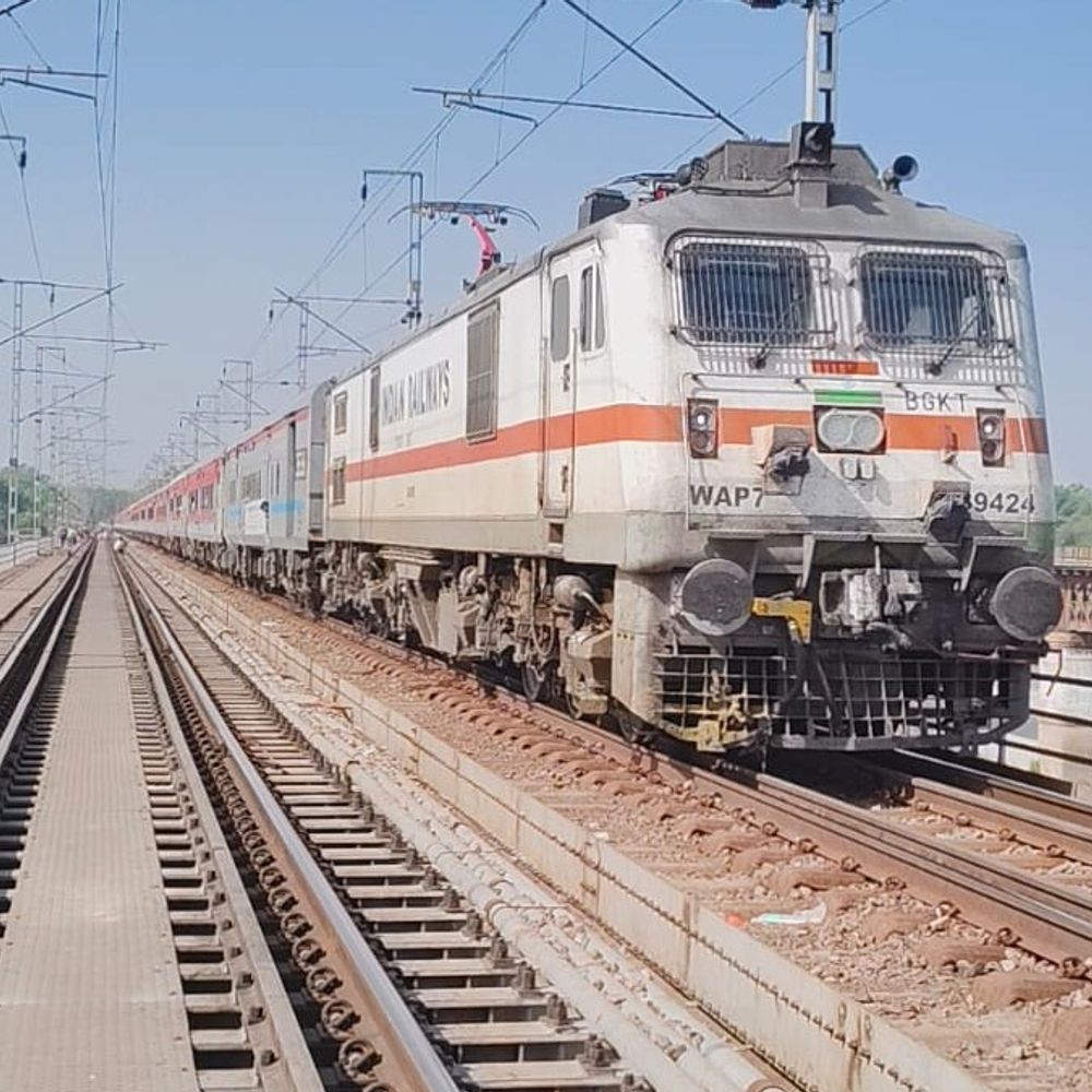 उन्नाव गंगा पुल पर मरम्मत जारी, 485 स्लीपर बदले गए:8 घंटे के ब्लॉक में 45 एचबीम स्लीपर डाले गए, ट्रेनों की रफ्तार बढ़ेगी