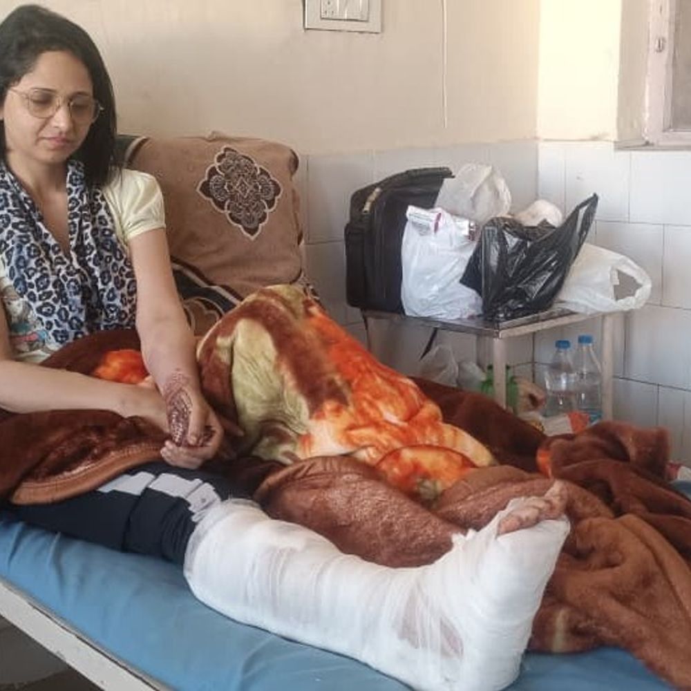 मोगा में पति ने पत्नी को रॉड से मारा:  महिला की टांग दो जगह से टूटी, शराब के पैसे नहीं मिलने से नाराज था – Moga News