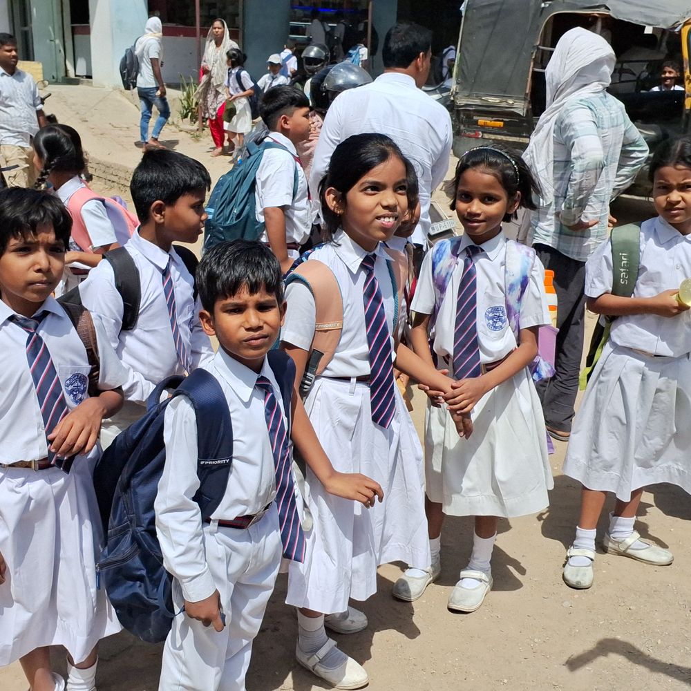 गाजीपुर में स्कूल वैन में क्षमता से अधिक बच्चे:मुजफ्फरनगर घटना के बाद अभिभावकों ने असुरक्षित परिवहन पर चिंता जताई