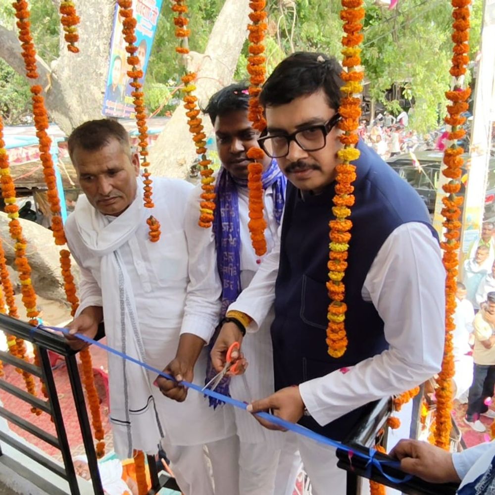 पूर्व सांसद ने गुरु रविदास मूर्ति का अनावरण किया:अतुल राय ने सांसद राजीव राय पर लगे आरोपों पर कहा - ये उनका आपसी मामला