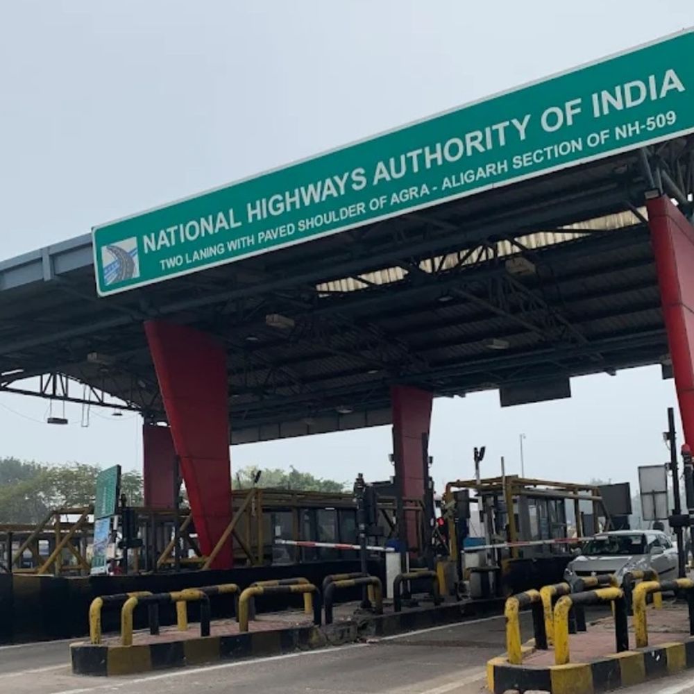 हाथरस में वाहनों के लिए 3 होल्डिंग एरिया चिह्नित:सड़क किनारे खड़े वाहनों से दुर्घटना रोकने का प्रयास, DM ने जारी किए निर्देश