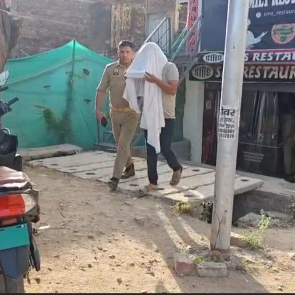 जालौन में रेस्टोरेंट की आड़ में सेक्स रैकेट बेनकाब:पुलिस छापेमारी में 4 महिलाओं समेत 8 गिरफ्तार, लगातार चलेगा अभियान