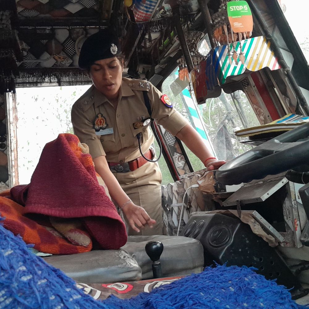 ट्रक ड्राइवर हत्या, आठवें दिन भी पुलिस खाली हाथ:सुल्तानपुर में चौकी इंचार्ज को SP ने किया लाइन हाजिर, आरोपी खलासी फरार