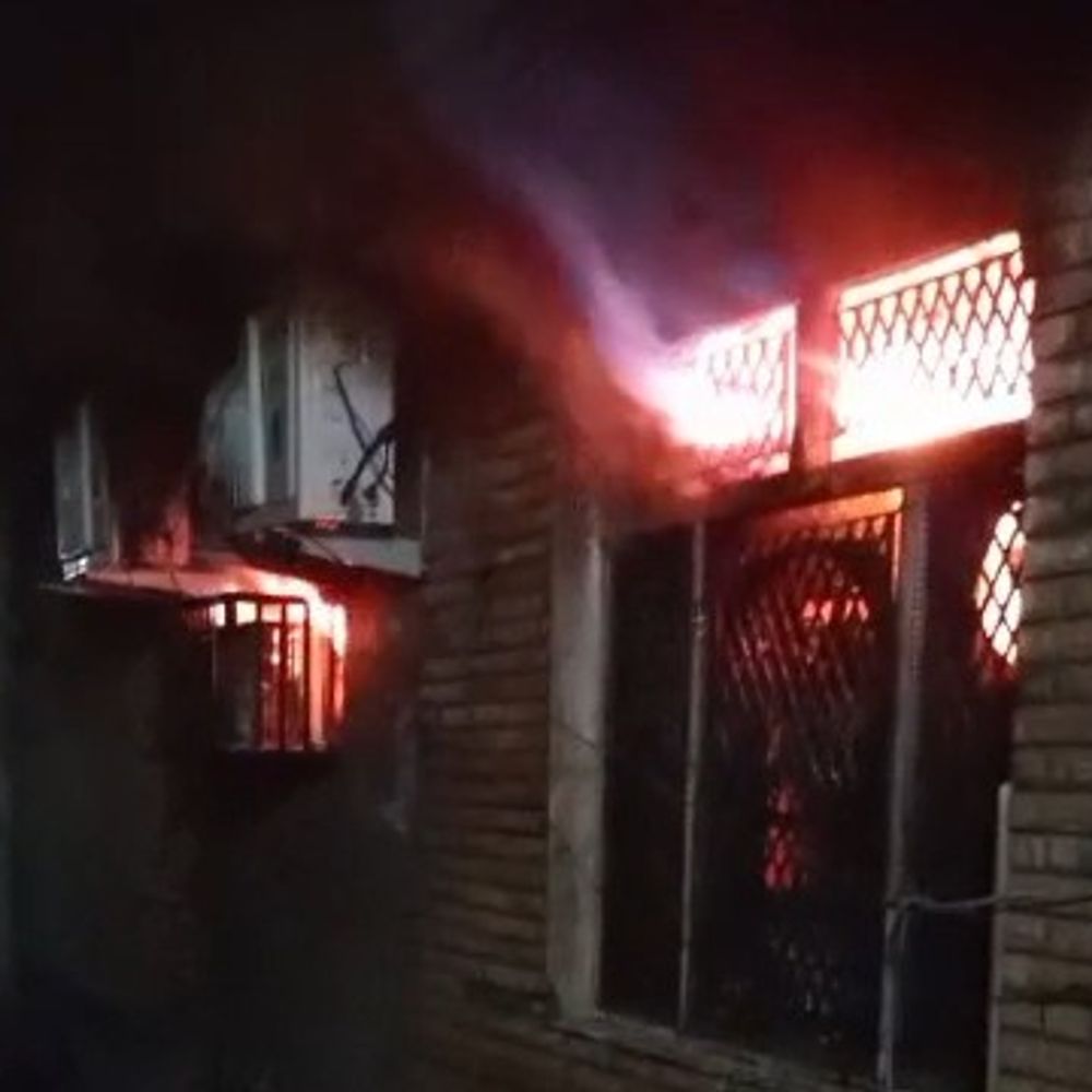 मैनपुरी में बैंक ऑफ इंडिया में भीषण आग:सर्वर रूम से उठी लपटे, दमकल की तीन गाड़ियां डेढ़ घंटे तक आग बुझाने में लगीं