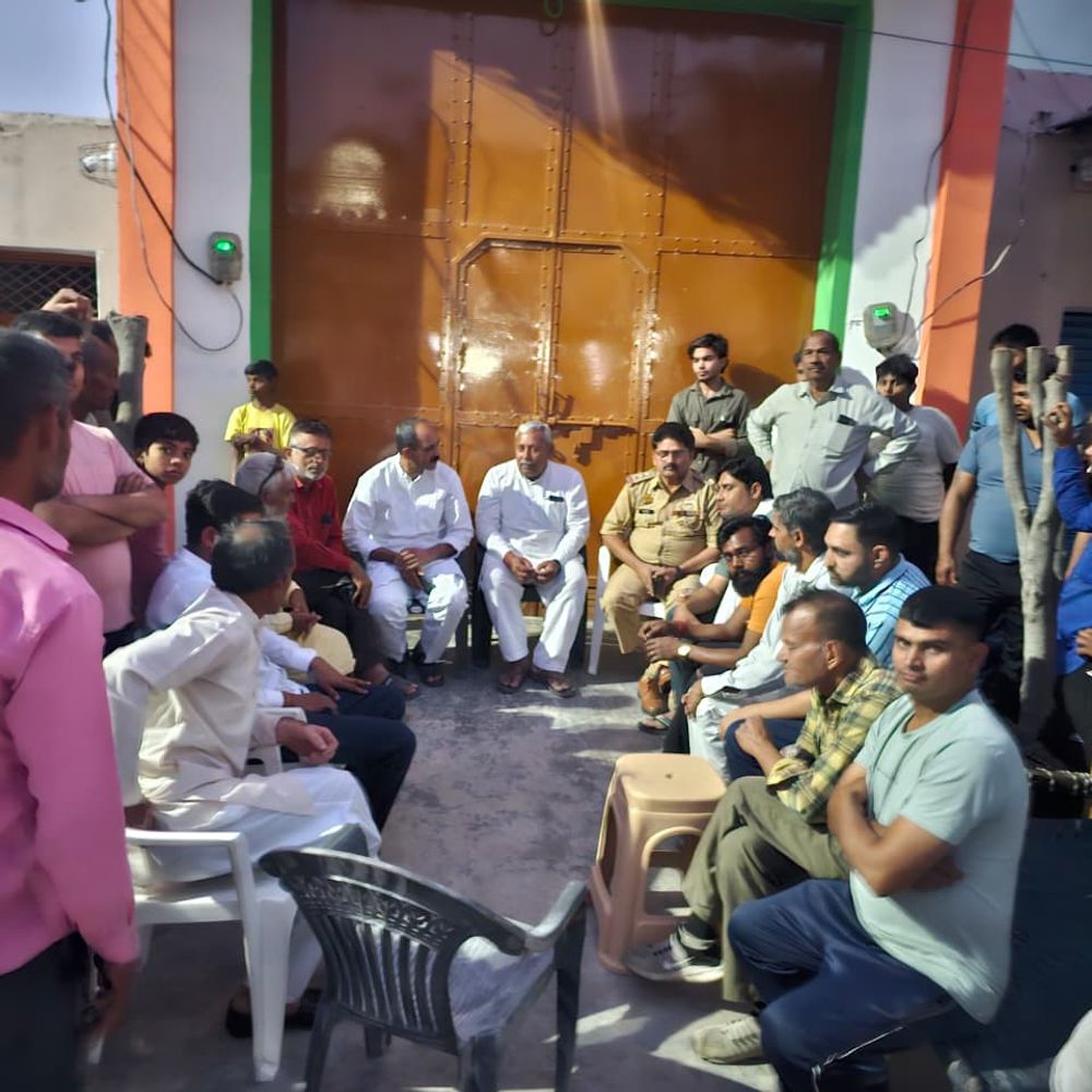 चमरावल में देसी शराब ठेका खुलने पर हंगामा:ग्रामीणों ने बैनर फाड़कर दुकान बंद कराई, आंदोलन की दी चेतावनी