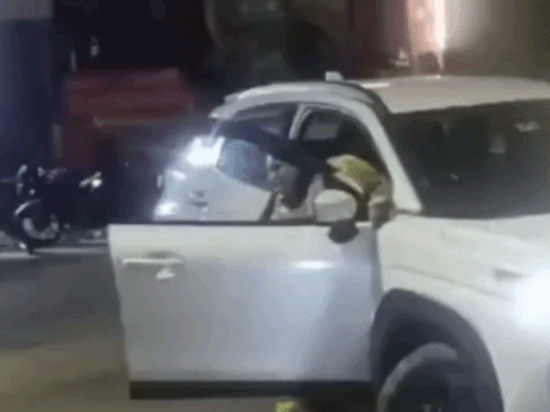 हिसार में नशे में महिला ने सड़क पर हंगामा किया:  खुद को बताया नर्सिंग ऑफिसर, बीच सड़क पर गाड़ी खड़ी की, यातायात बाधित – Hisar News