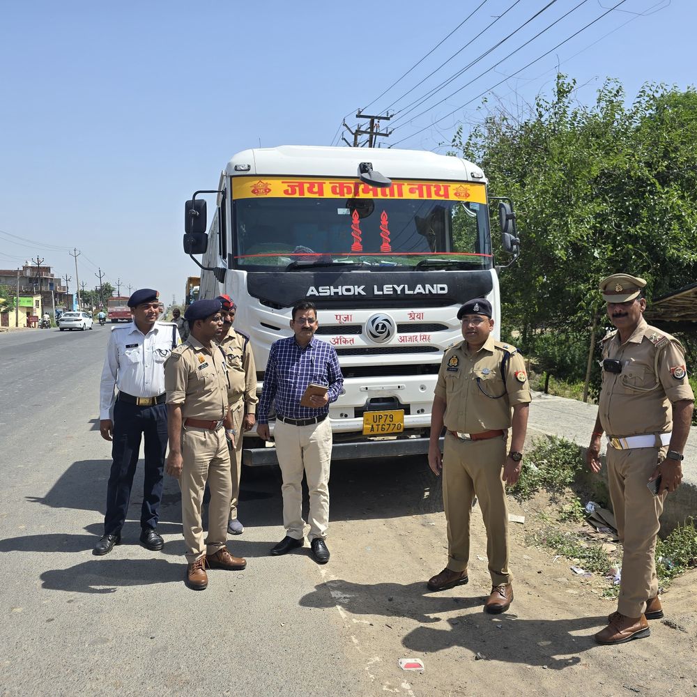 फर्रुखाबाद में 3 ओवरलोड ट्रक सीज किया गया:1.01 लाख रुपये का जुर्माना लगा, ओवरलोड वाहनों के खिलाफ अभियान जारी