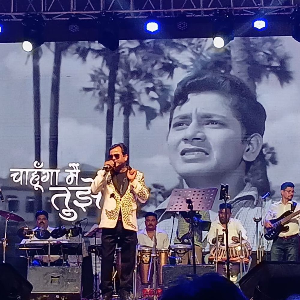 प्रॉमिनेंट मॉल में संगीत प्रेमियों के लिए यादगार शाम:पुराने सुपरहिट गीतों पर झूमे दर्शक, मुंबई के कलाकारों ने दी प्रस्तुति