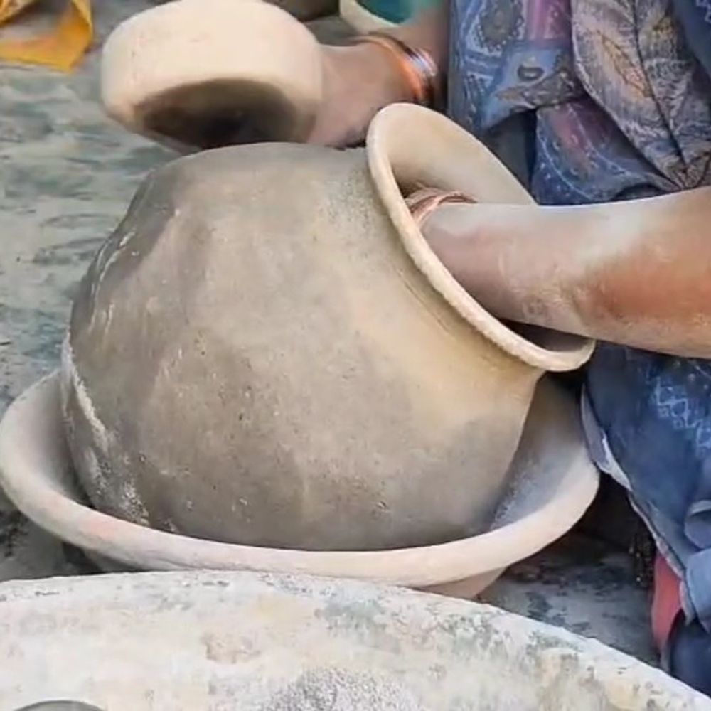 महोबा में कुम्हारों का पुश्तैनी काम संकट में:फ्रिज-फिल्टर से घटी मांग, मेहनत का नहीं मिल रहा दाम