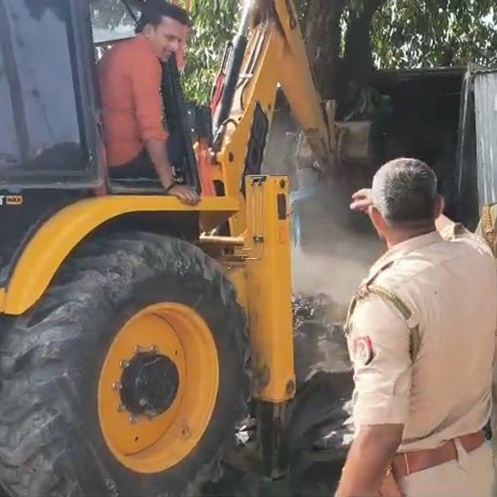 कन्नौज में तेज रफ्तार ट्रक दुकानों में घुसकर पलटा:2 की मौत, दो गंभीर घायल, कई लोगों के दबे होने की आशंका; राहत-बचाव कार्य जारी