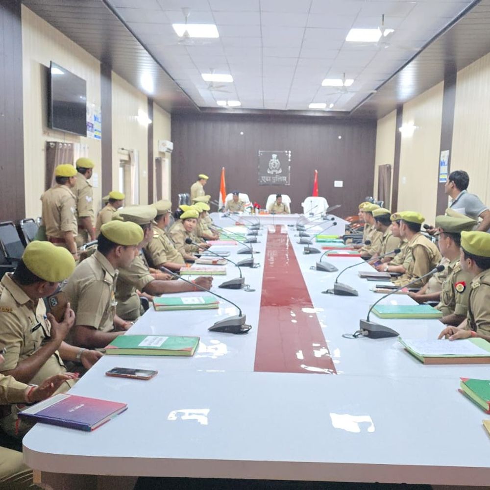 एटा पुलिस कप्तान ने 177 पुलिसकर्मियों का किया तबादला:कानून व्यवस्था मजबूत करने के लिए फैसला लिया, नए तैनाती स्थल के लिए पुलिसकर्मी रवाना