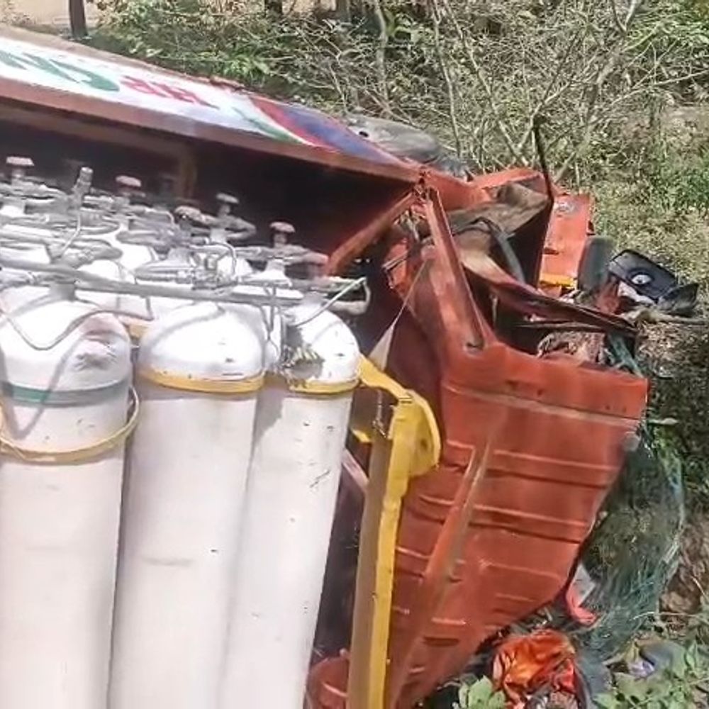 कन्नौज में सीएनजी टैंकर पलटा, ड्राइवर बेहोश:बिजली के खंभे से टकराकर गड्ढे में गिरा, बड़ा हादसा टला