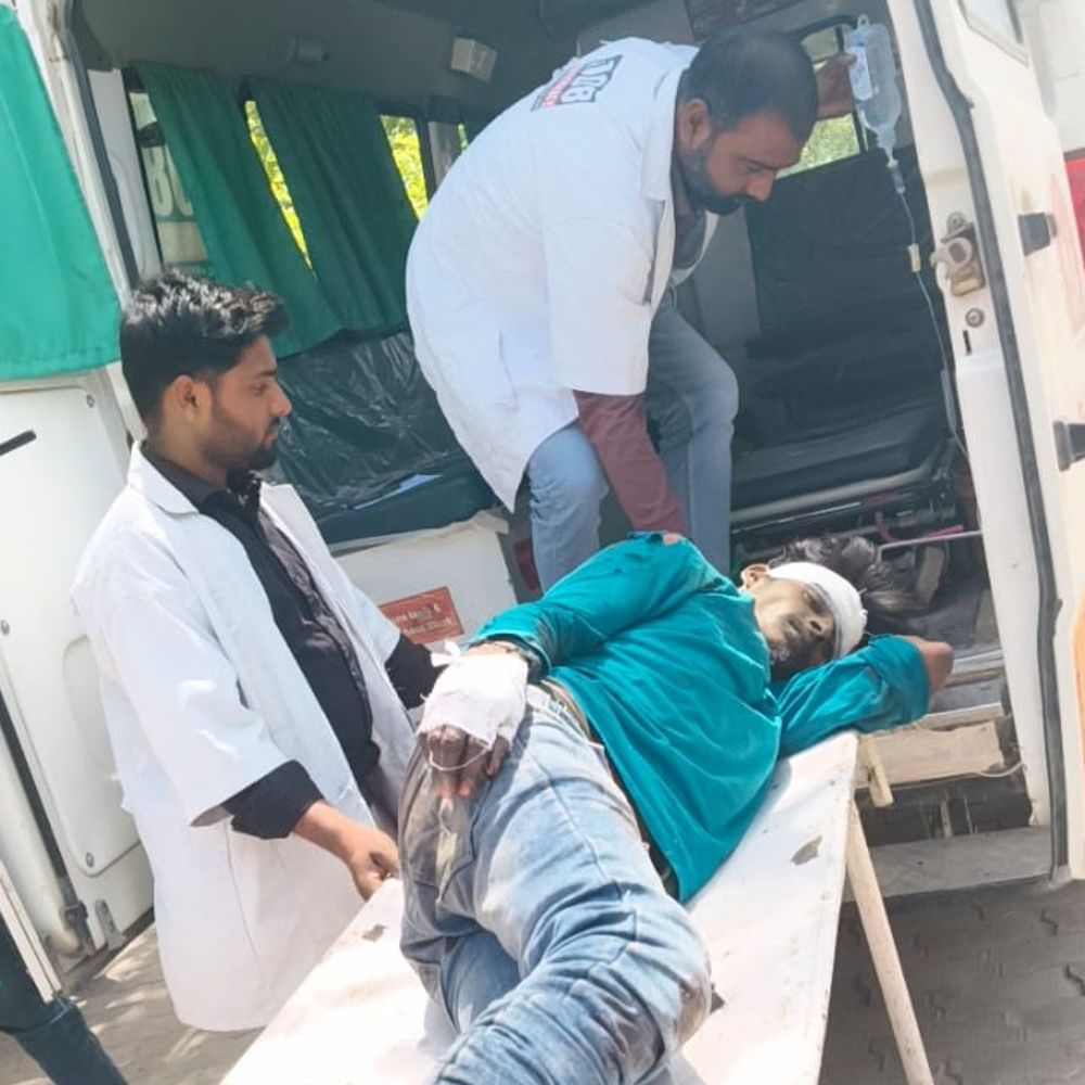 कार से टकराई बाइक, सवार गंभीर घायल:फतेहपुर में खागा जाते समय हादसा, जिला अस्पताल में इलाज जारी