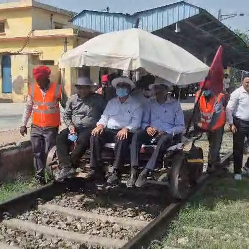 उन्नाव में महाप्रबंधक ने गंगा घाट स्टेशनों का निरीक्षण किया:अमृत योजना व गंगा पुल मरम्मत कार्य की प्रगति जांची