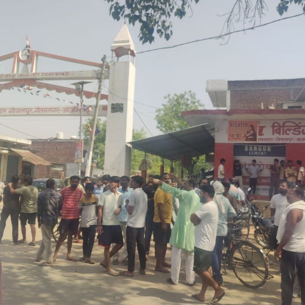 आजमगढ़ में झंडा लगाने को लेकर विवाद:मौके पर पहुंची पुलिस, एसपी सिटी बोले- शरारती तत्वों को चिन्हित कर की जाएगी कार्रवाई