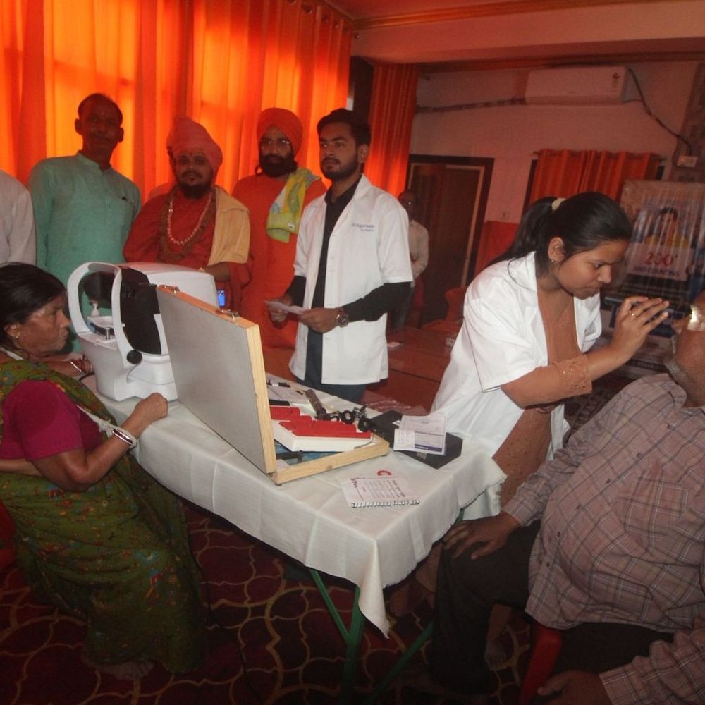 लखनऊ के उदासीन आश्रम में मेडिकल कैंप लगा:स्थानीय लोगों को मुफ्त जांच और दवाई मिली , हरि प्रकाश बोले- लोगों की पीड़ा दूर करना हमारा कर्तव्य